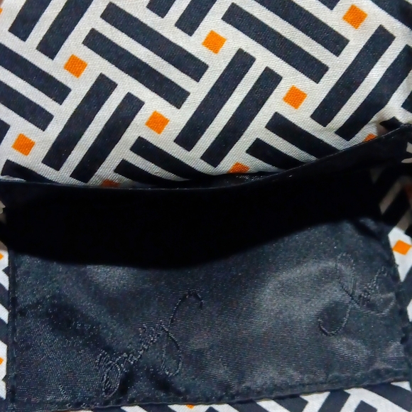 Vera Bradley Crossbody/Handbag Cushioned Signature Embossed Blk NWOT - Picture 6 of 7